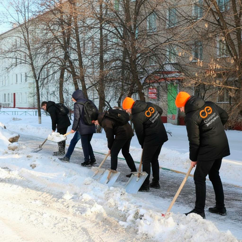 Уборка снега с крыш и территорий в Порхове